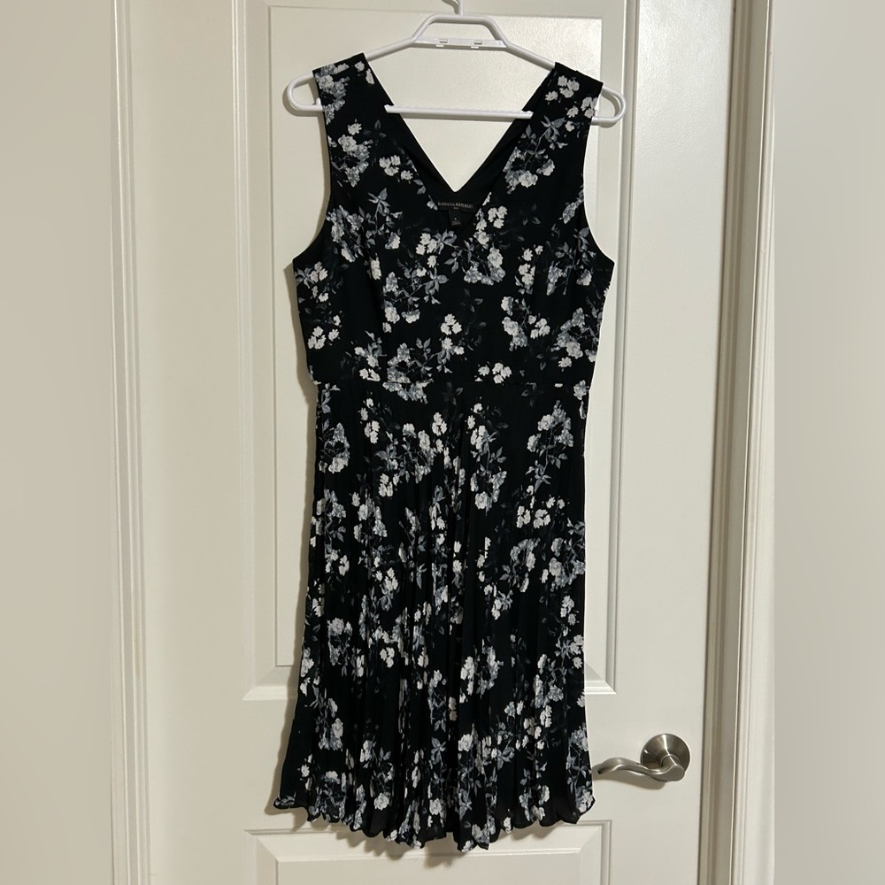 BANANA REPUBLIC pleated skirt v-neck dress size 6